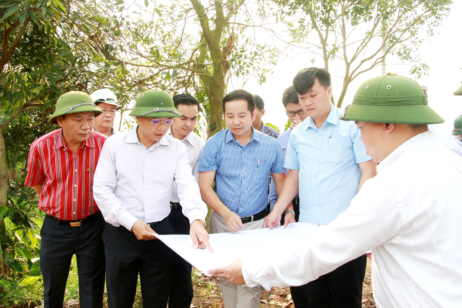 Đồng chí Nguyễn Văn Thắng, Chủ tịch UBND tỉnh chỉ đạo, giải quyết khó khăn trong đầu tư xây dựng Khu CN Sông Khoai. Ảnh: Mạnh Trường