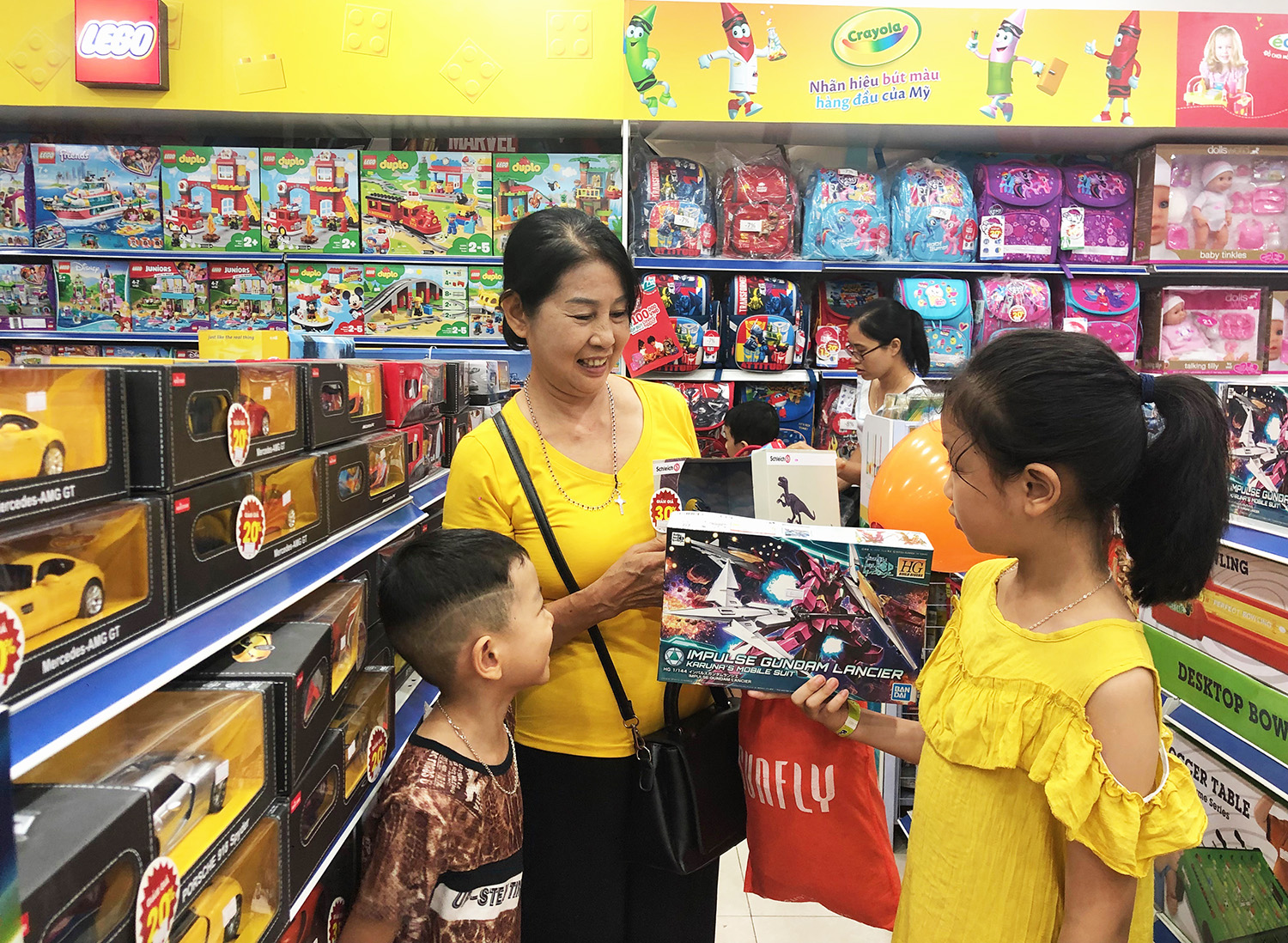 Nhiều gia đình đã chọn mua đồ chơi cho trẻ em tại các Trung tâm thương mại lớn như Vincom để đảm bảo chất lượng.