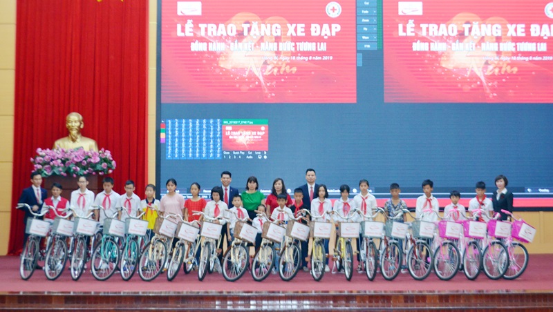 Lãnh đạo Công ty Prudential và Hội Chữ thập đỏ tỉnh trao tặng các suất học bổng cho các em học sinh nghèo hiếu học tại phương Minh Thành (TX Quảng Yêu).