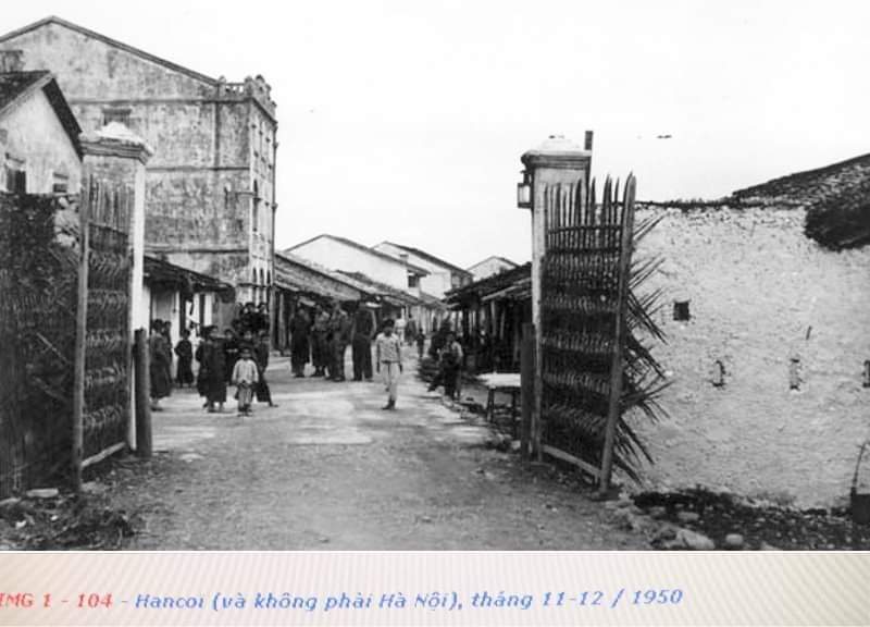 Một góc thị trấn Hà Cối năm 1950 (ảnh: Nhóm Hà Cối nét xưa), thị trấn Hà Cối được ký hoạ màu nước của hoạ sĩ Lê Bá Hanh và  gọc thị trấn Quảng Hà ngày nay (ảnh: Thu Nguyệt)