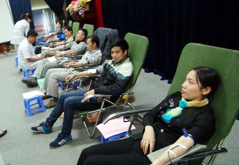 Cùng với đẩy mạnh sản xuất – kinh doanh, CBCNV-LĐ Công ty Nhiệt điện Mông Dương còn tích cực tham gia hoạt động xã hội (trong ảnh cán bộ, công nhân Công ty tổ chức hiến máu nhân đạo) 