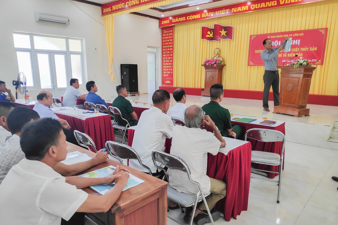 Người dân xã Cẩm Hải (TP Cẩm Phả) tham dự hội nghị tuyên truyền về Luật Thủy sản và các vấn đề biển, đảo năm 2019.