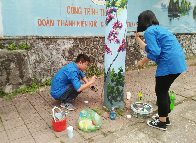 ĐVTN TP Uông Bí vẽ tranh trang trí cột điện tại phường Thanh Sơn, TP Uông Bí