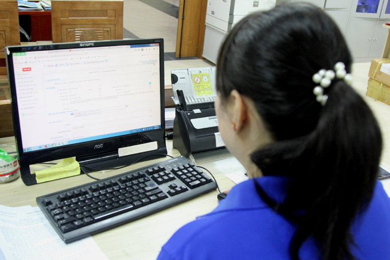Cán bộ văn phòng Tỉnh Đoàn sử dụng phần mềm quản lý văn bản xử lý các công văn, giấy tờ có liên quan đến hoạt động Đoàn.