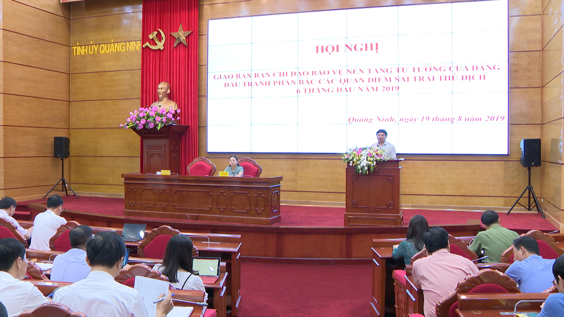 Đồng chí Nguyễn Xuân Ký, Phó Bí thư Thường trực tỉnh ủy, Chủ tịch HĐND tỉnh, Trưởng Ban chỉ đạo 35 tỉnh chỉ đạo tại Hội nghị