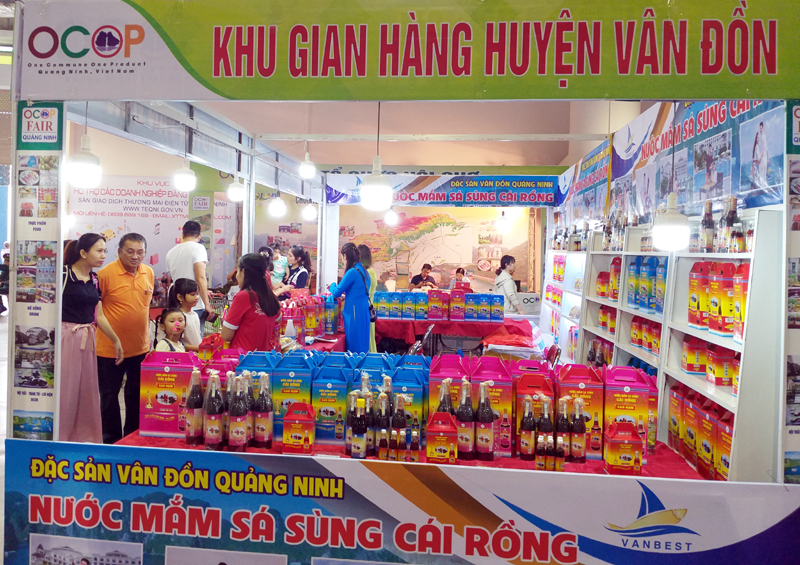 Nông sản huyện Vân Đồn tham gia Hội chợ OCop Quảng Ninh – Hè năm 2019 được nhiều người tiêu dùng tín nhiệm. Ảnh: Quang Minh