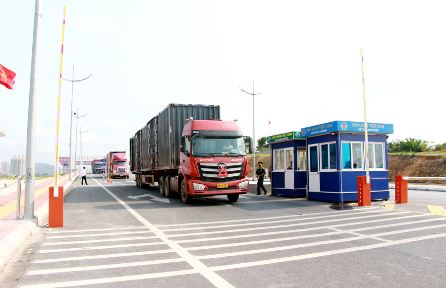 Xe chở hàng hóa từ Trung Quốc làm thủ tục thông quan qua cầu Bắc Luân 2.