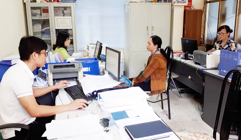 Bộ phận giải quyết chế độ Cơ quan BHXH TP Móng Cái thực hiện các thủ tục chuyển sang cơ quan Bưu điện để giải quyết chế độ chính sách.