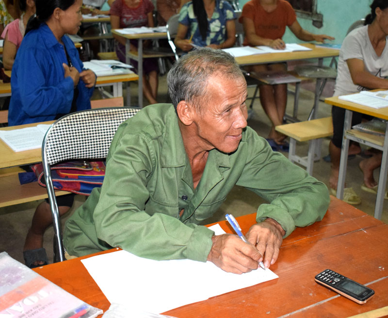 Ông Chìu Phúc Mìn, thôn Khủi Luông, xã Vô Ngại, huyện Bình Liêu tham gia lớp xóa mù chữ để làm gương cho con cái