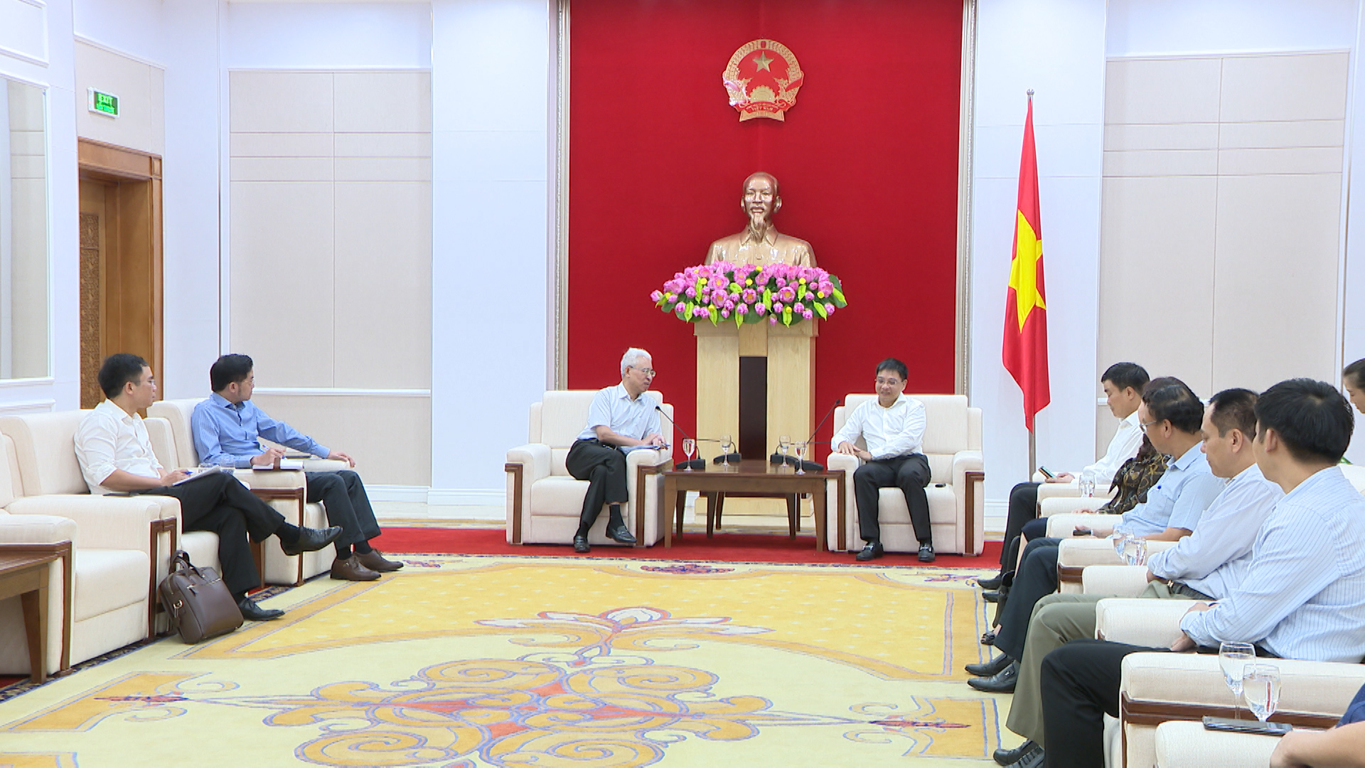 Đồng chí Nguyễn Văn Thắng, Chủ tịch UBND tỉnh tiếp đồng chí Nguyễn Sao Mai, Trợ lý Bộ trưởng Bộ Ngoại giao