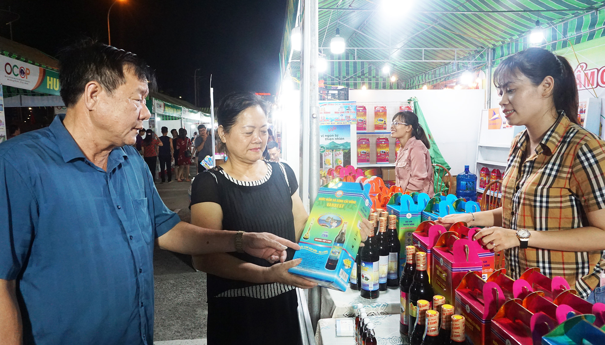 Nhiều sản phẩm đặc trưng của Quảng Ninh được người dân, du khách đánh giá cao tại các hội chợ, triển lãm thương mại, tuần kết nối tiêu thụ sản phẩm trong nước và khu vực.