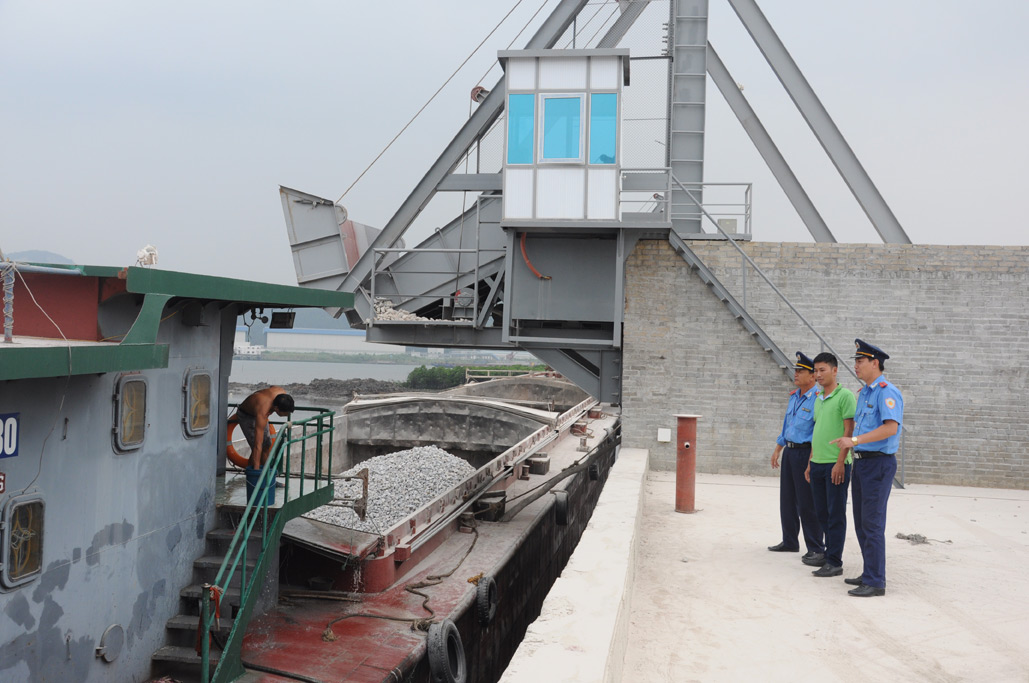 Lực lượng TTGT kiểm tra tại một điểm kinh doanh vật liệu xây dựng trên địa bàn huyện Hoành Bồ 