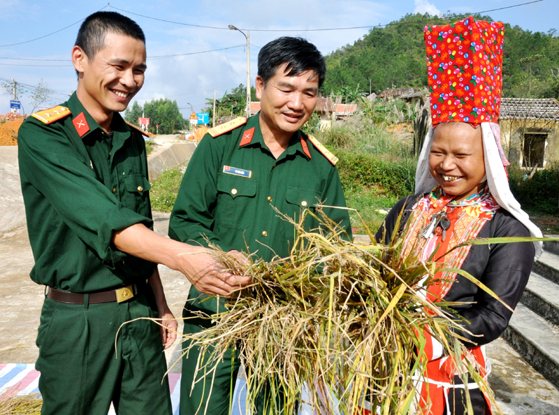 Cán bộ Lâm trường 155(Đoàn Kinh tế - Quốc phòng 327) hướng dẫn người dân bản Phật Chỉ, xã Đồng Văn (Bình Liêu) cách gieo, trồng giống lúa mới 
