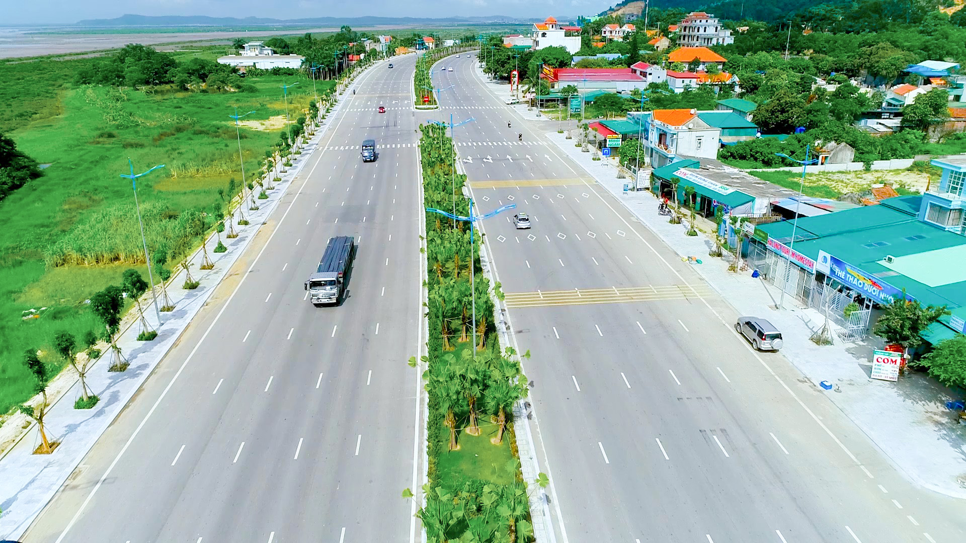 Các tuyến đường trên địa bàn thành phố được mở rộng, nâng cấp, kết nối với những tuyến cao tốc Hạ Long - Vân Đồn, Hạ Long - Hải Phòng khiến con đường tới Hạ Long trở nên thận tiện hơn bao giờ hết.
