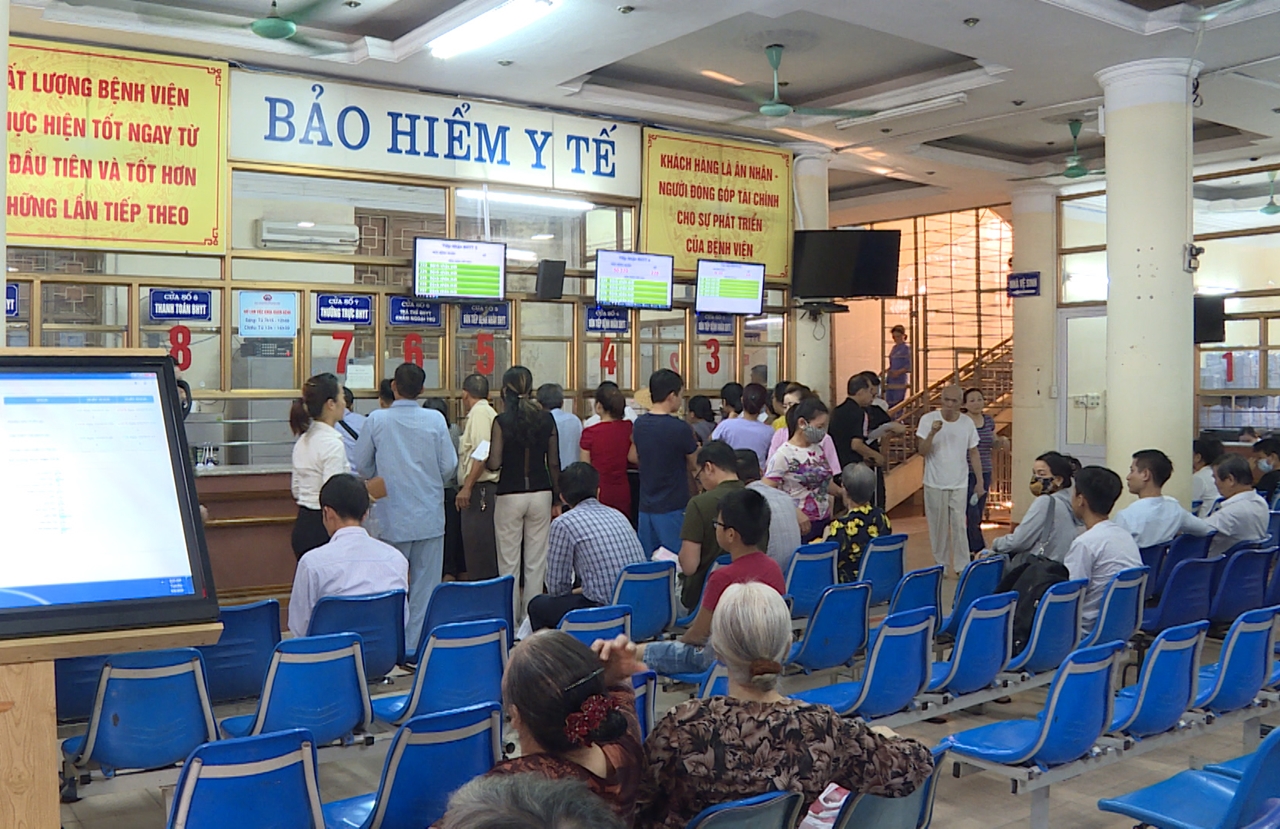 Người dân đăng ký khám chữa bệnh BHYT tại Bệnh viện Đa khoa tỉnh Quảng Ninh