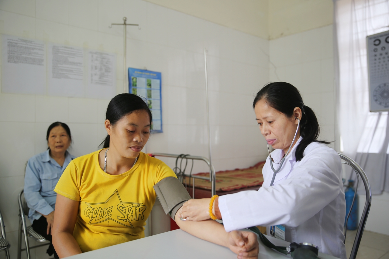 Bác sĩ tại Trạm Y tế xã Đồn Đạc, huyện Ba Chẽ khám bệnh cho người dân.
