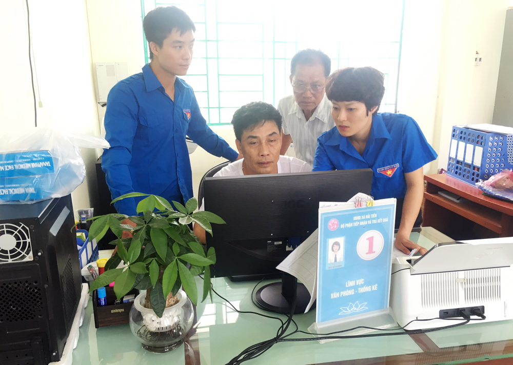 Các ĐVTN TP Móng Cái hướng dẫn người dân sử dụng dịch vụ công trực tuyến. 