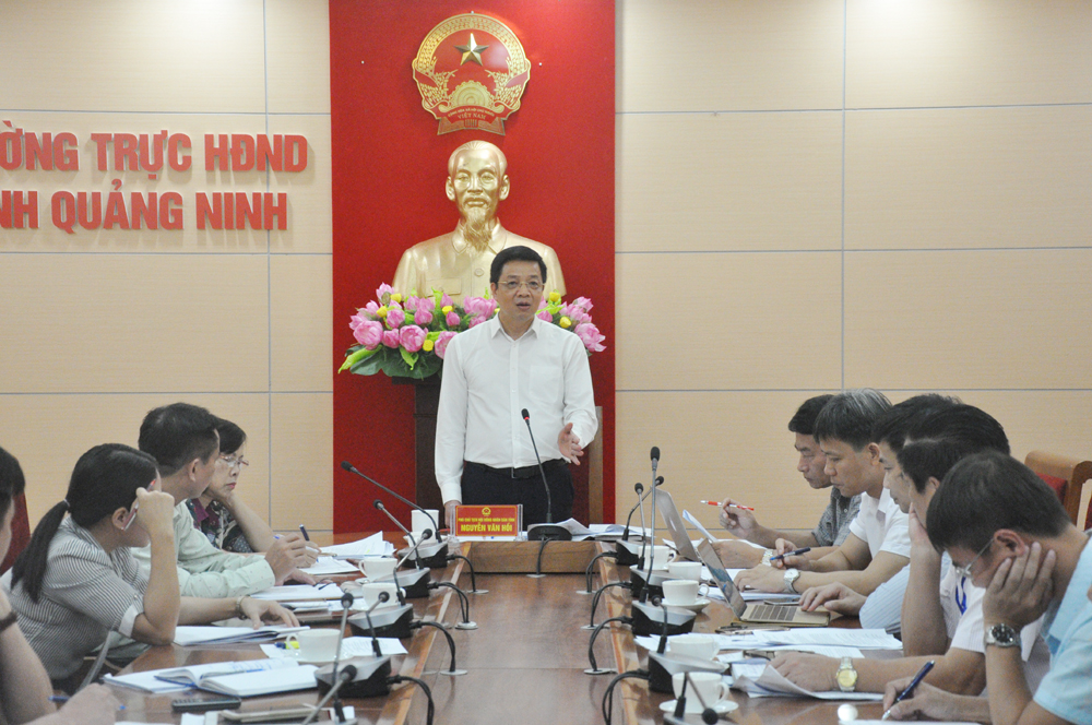 Đồng chí Nguyễn Văn Hồi, Phó Chủ tịch HĐND tỉnh phát biểu tại cuôc họp