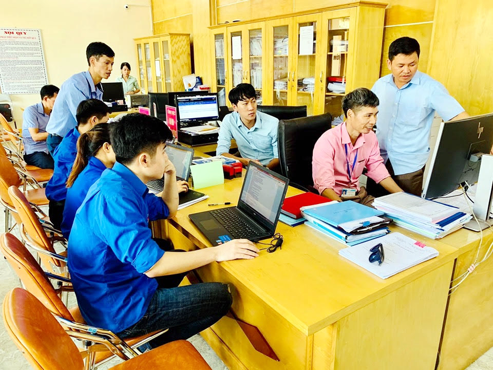 Đoàn thanh niên xã Đông Hải, huyện Tiên Yên tham gia tuyên truyền hướng dẫn người dân sử dụng dịch vụ công mức độ 3,4 tại Bộ phận tiếp nhận và trả kết quả hiện đại của xã.