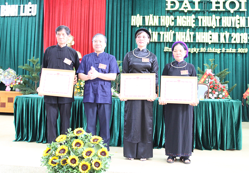 Ban Chấp hành Hội VHNT huyện Tiên Yên khóa I, nhiệm kỳ 2019-2024 ra mắt đại hội.