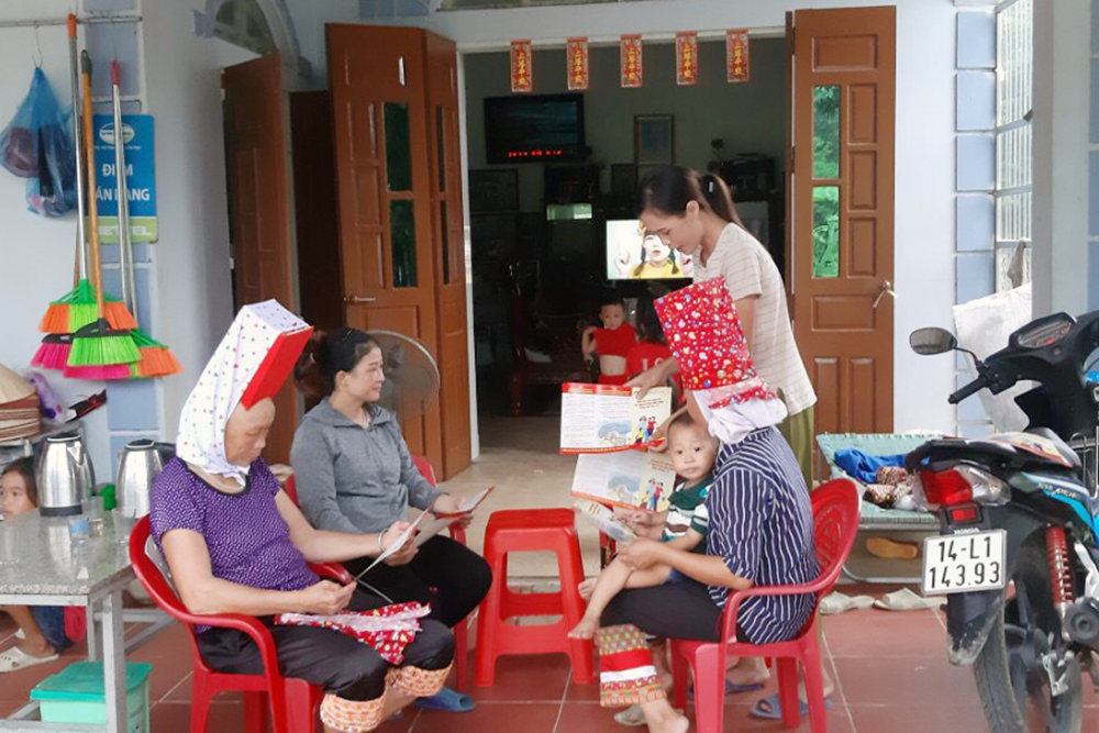 Cán bộ dân số xã Quảng Sơn, huyện Hải Hà phát tờ rơi, tuyên truyền chính sách dân số cho người dân trên địa bàn.