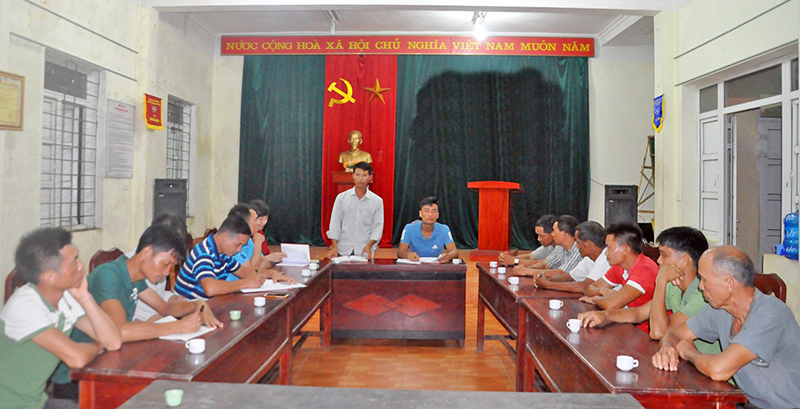 Chi bộ thôn Làng Cổng (xã Đồn Đạc) tổ chức sinh hoạt chi bộ để phổ biến, quán triệt chủ trương, kế hoạch của tỉnh, huyện tới đảng viên.