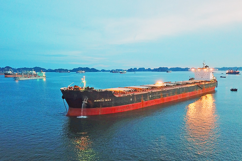 Tàu ANNOU MAX trọng tải 176.364 tấn là tàu vận tải lớn nhất từ xưa đến nay cập cảng phía Bắc, neo hạ tại khu vực cảng Hòn Nét, TP Cẩm Phả ngày 4/6/2019.