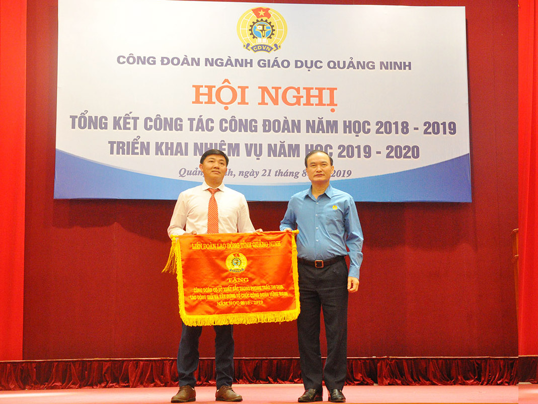 Lãnh đạo LĐLĐ tỉnh tặng cờ thi đua cho Trường THPT Nguyễn Bình.
