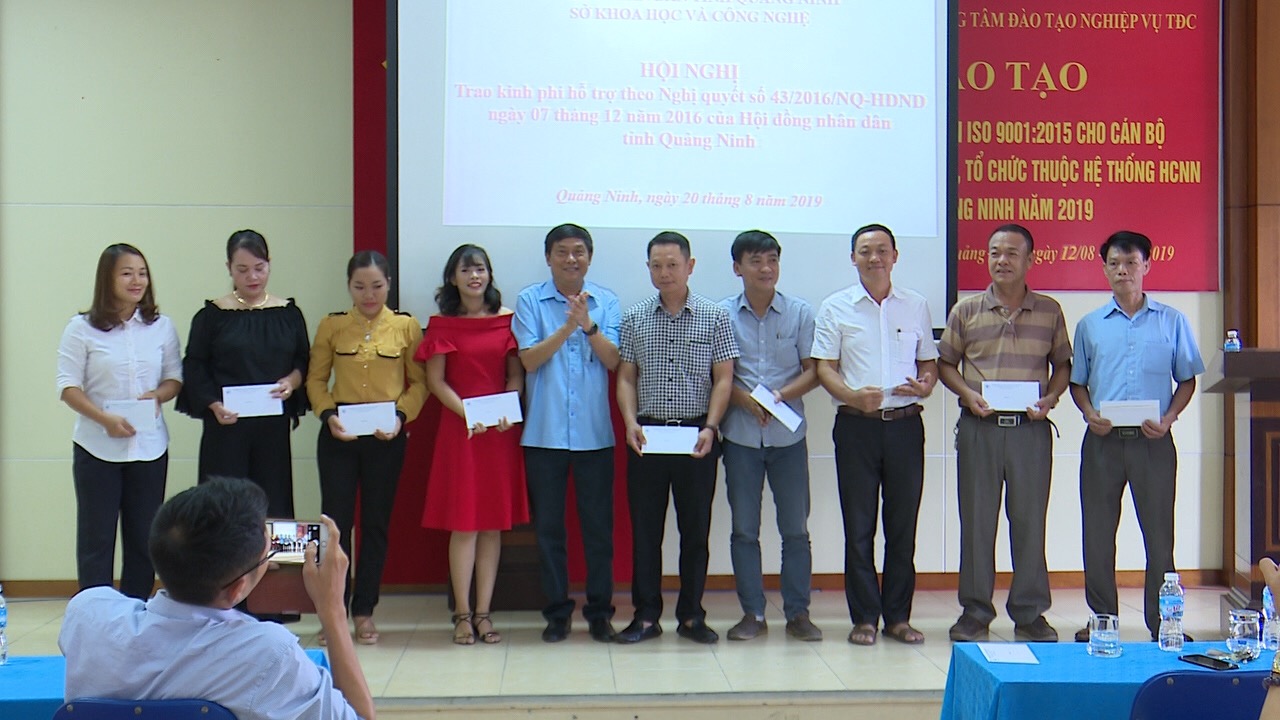 Đồng chí Hà Thế Nam, Phó GĐ Sở KH&CN trao kinh phí hỗ trợ cho các đối tượng được hỗ trợ
