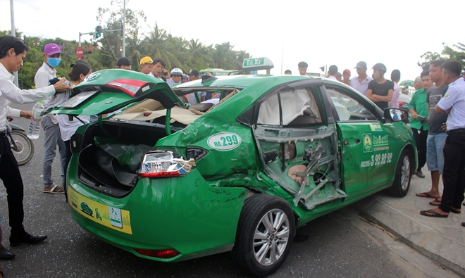 Xe taxi bị hư hỏng nặng sau vụ tai nạn.