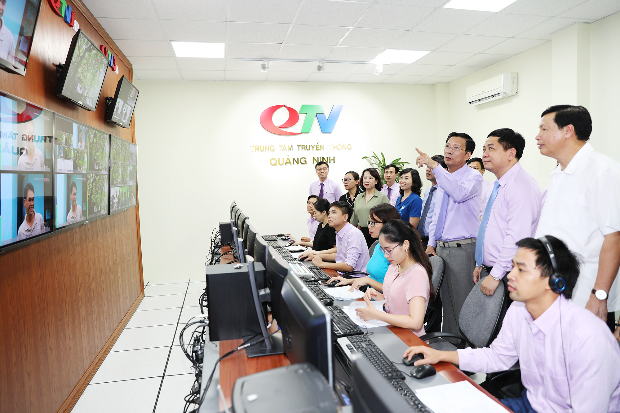 Các đại biểu tham quan quy trình sản xuất chương trình tại Trung tâm Truyền thông tỉnh.
