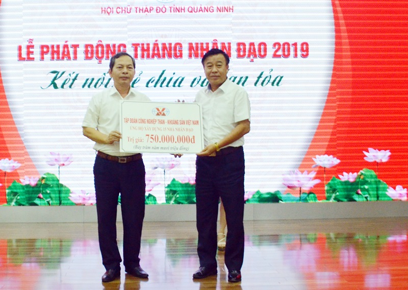 Đại diện Tập đoàn Công nghiệp Than - Khoáng sản Việt Nam trao hỗ trợ cho Hội CTĐ tỉnh tại Lễ phát động 