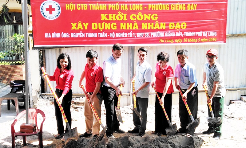 Lễ khởi công xây nhà nhân đạo do ngành Than hỗ trợ cho gia đình anh Nguyễn Thanh Tuấn, ở tổ 1, khu 3B, phường Giếng Đáy (TP Hạ Long) tháng 5/2019.