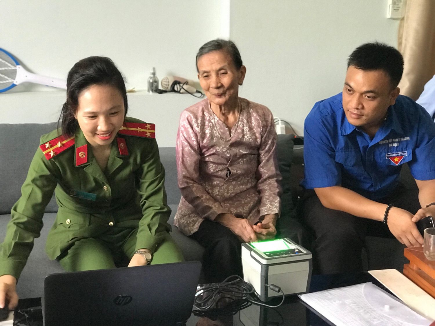 Cấp CCCD cho bà Mai Thị Cớn (vợ liệt sỹ) tại phường Hồng Hà, TP Hạ Long