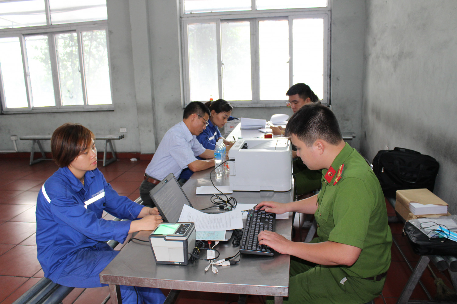 Cán bộ phòng Cảnh sát QLHC về TTXH Công an Quảng Ninh tiếp nhận hồ sơ cấp CCCD cho công nhân.
