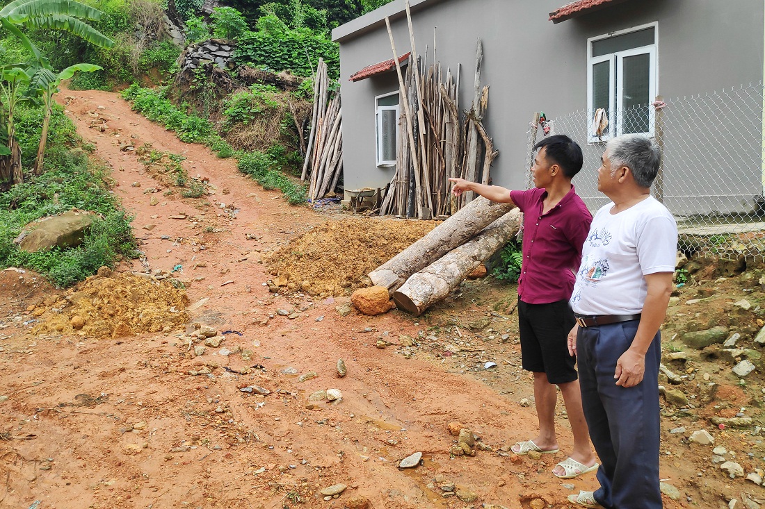 Ông Nình A Cun (bên phải), người uy tín tại thôn Khe Lẹ (xã Đại Dực, huyện Tiên Yên) cùng cán bộ thôn khảo sát thực tế tại vị trí sắp làm tuyến đường nông thôn mới.