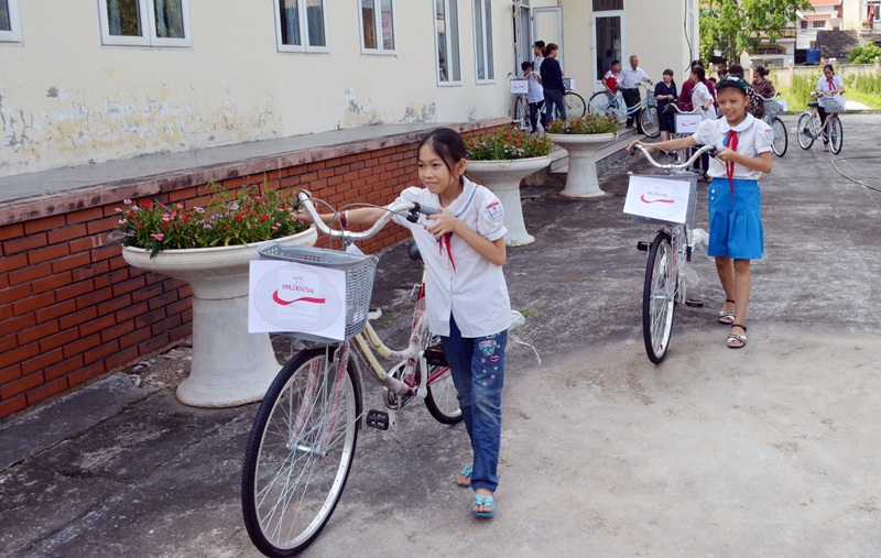 Các em học sinh khuyết tật, mồ côi, có hoàn cảnh đặc biệt khó khăn cần rất nhiều sự hỗ trợ giúp đỡ của toàn xã hội để các em vượt lên khó khăn học tập. (Ảnh: Học sinh nghèo có hoàn cảnh khó khăn trên địa bàn phường Mạo Khê (TX Đông Triều) được Công ty Prudential Việt Nam trao tặng xe đạp năm học mới 2019)
