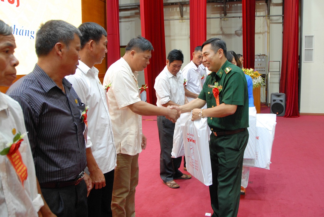 Người có uy tín tiêu biểu của huyện Tiên Yên nhận khen thưởng của Bộ đội Biên phòng tỉnh nhân dịp gặp mặt năm 2018.