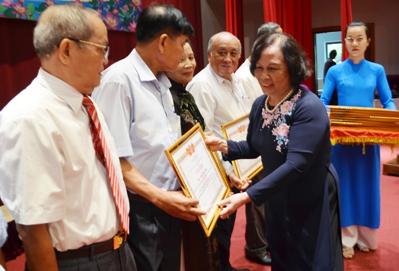 Bà Phạm Thị Hải Chuyền, Chủ tịch Hội Người cao tuổi Việt Nam tặng Bằng khen của Hội Người cao tuổi Việt Nam đã có thành tích xuất sắc trong tham gia xây dựng hệ thống chính trị cơ sở, giai đoạn 2014-2019.