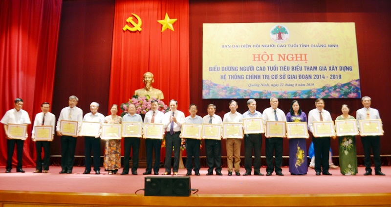 Đồng chí Đặng Huy Hậu, Phó Chủ tịch Thường trực UBND tỉnh tặng Bằng khen của UBND tỉnh cho cá nhân có thành tích tham gia xây dựng hệ thống chính trị cơ sở tỉnh Quảng Ninh, giai đoạn 2014-2019.