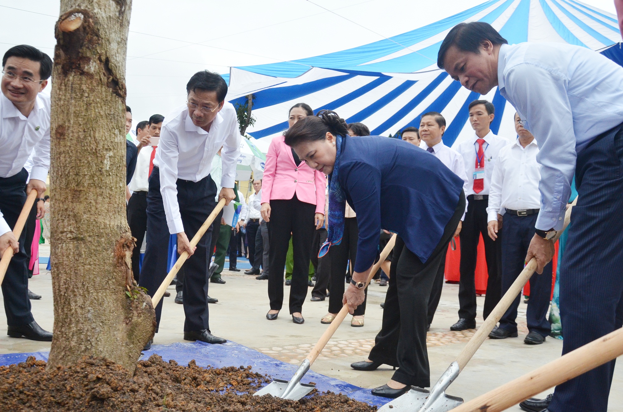 Chủ tịch Quốc hội Nguyễn Thị Kim Ngân, trồng cây lưu niệm tại Trường Tiểu học và THCS Đồng Sơn