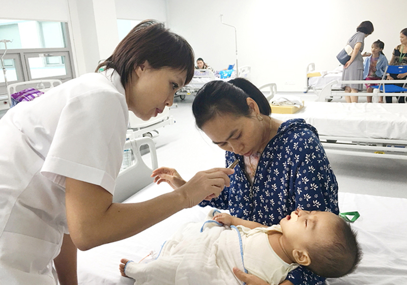 TS.BS Lê Diệp Linh, Phó Giám đốc Trung tâm Phẫu thuật sọ mặt và tạo hình, BV Trung ương Quân đội 108 thăm khám và tư vấn cho trẻ sau mổ.