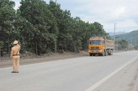 Cán bộ Đội CSGT Công an huyện Hoành Bồ kiểm tra phương tiện lưu thông trên địa bàn