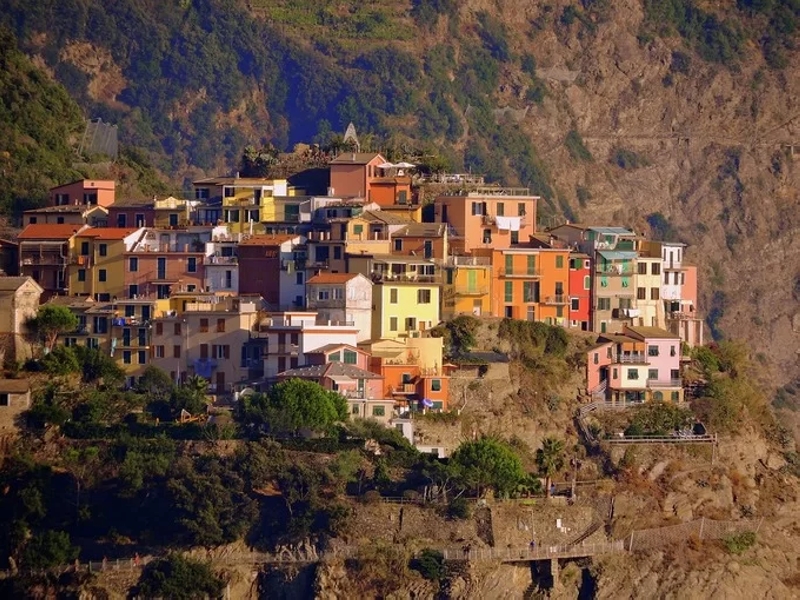 Phong cảnh thiên nhiên hùng vĩ với điểm nhấn là những ngôi nhà màu sắc được xây dựng nhiều tầng trên vách núi, khiến nơi đây trở thành một trong những điểm du lịch được yêu thích nhất Italy. Trong ảnh là làng Corniglia, Ảnh: Gianni Crestani.