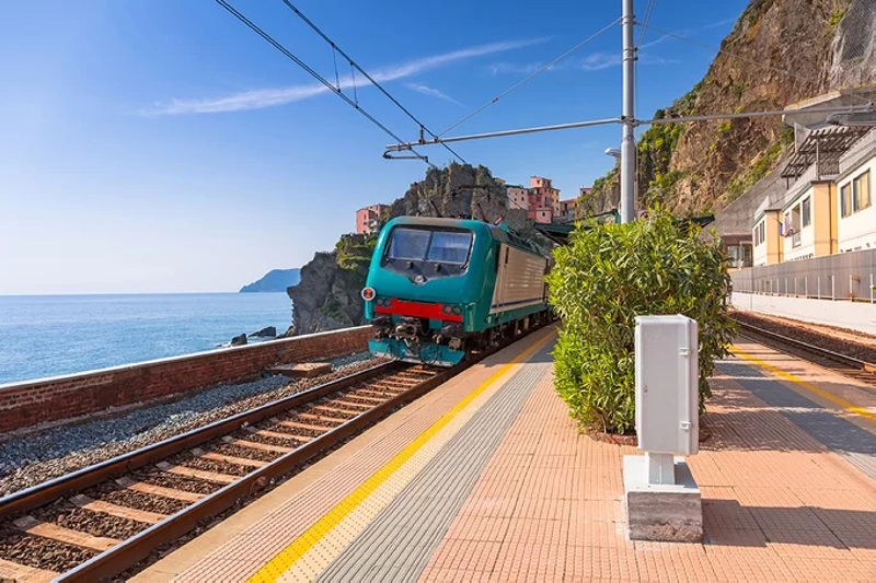 Để khám phá các ngôi làng, du khách sẽ sử dụng hệ thống đường sắt xuyên núi. Bạn cũng được cung cấp bản đồ Cinque Terre và các thông tin tại ga trung tâm La Spezia, quầy hỗ trợ du khách. Ảnh: Patryk Kosmider.