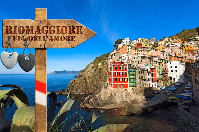 Làng Riomaggiore là điểm tham quan nổi bật được đông du khách yêu thích khi đến Cinque Terre. Từ con đường dẫn ra biển, bạn có thể thu trọn vào tầm mắt cầu thang ngoằn ngoèo kết nối từng ngôi nhà nhuốm màu thời gian và dẫn thẳng xuống biển xanh. Thị trấn còn được du khách biết đến với các tòa nhà lịch sử, vườn nho rộng lớn. Bạn đừng bỏ qua các xưởng sản xuất rượu vang nổi tiếng trong làng. Ảnh: Alberto Masnovo.