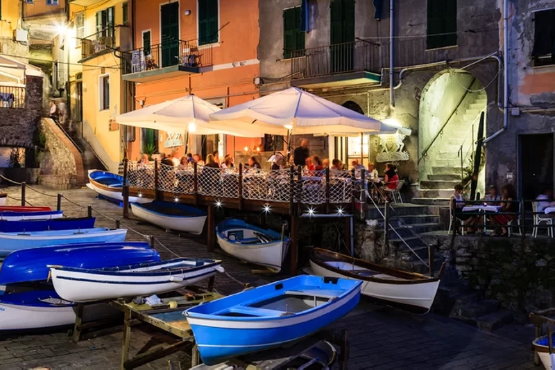 Bạn có thể ngồi thưởng thức bữa tối đậm chất Italy tại một nhà hàng có view biển. Ảnh: Ansharphoto.