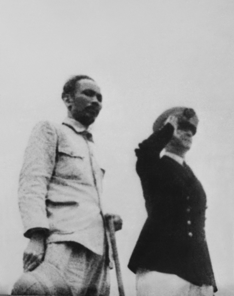 Chủ tịch Hồ Chí Minh và Georges Thierry d’Argenlieu duyệt binh trên tuần dương hạm Emile Bertin ở Vịnh Hạ Long.