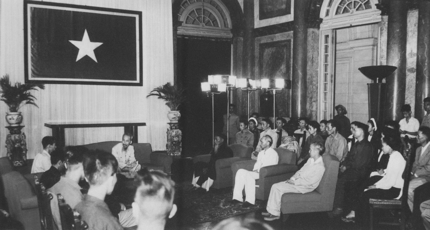 Bác gặp đại biểu đồng bào vùng mỏ Hòn Gai tại Phủ Chủ tịch (tháng 5/1955)