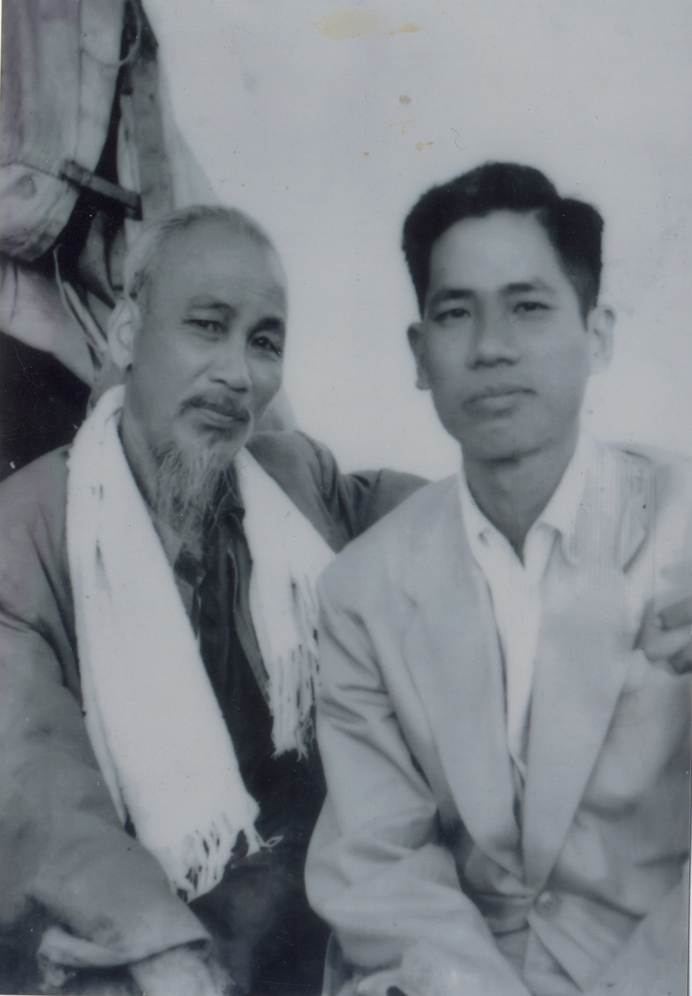 Chủ tịch Hồ Chí Minh chụp ảnh cùng đồng chí: Nguyễn Tuân, Bí thư Khu uỷ Hồng Quảng (ảnh trái); Phạm Hoành, Phó Chủ tịch Uỷ ban Hành chính khu Hồng Quảng, ngày 5/10/1957.